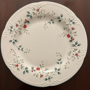 6 Pfaltzgraff Winterberry Dinner plates. 1 damaged (see photo).